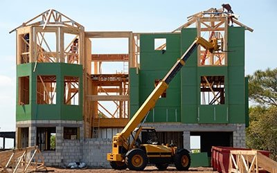 Estrutura industrial em montagem
